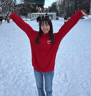 雪の積もった公園で両手を広げて笑う叶愛