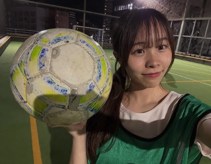 夜のフットサルコートでボールを持つ叶愛