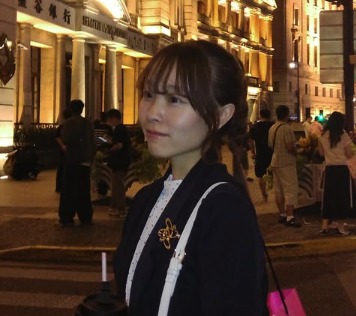 夜の街並みを背に佇む叶愛