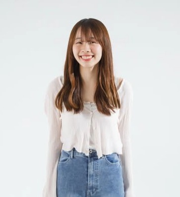 白い背景の前で笑顔を見せる叶愛